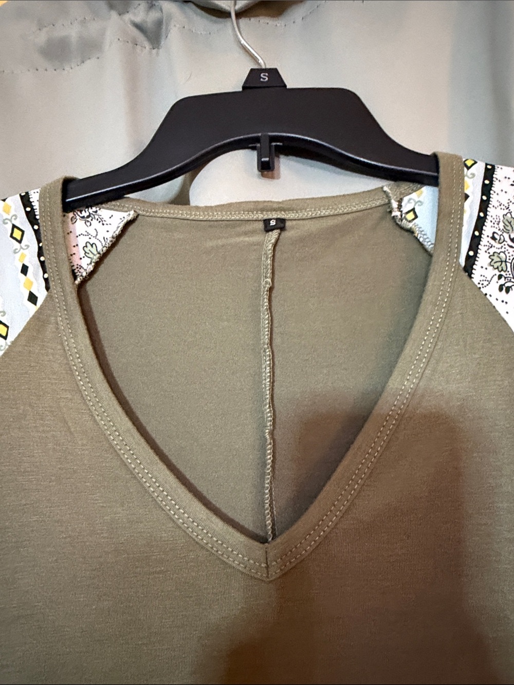 V neck top size small. - Picture 3 of 3